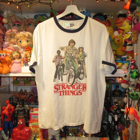 STRANGER THINGS★ストレンジャーシングス★Tシャツ★フィギュア★人形★ぬいぐるみ★マイク★ダスティン★ルーカス★XLサイズ★used★リンガーTシャツ★